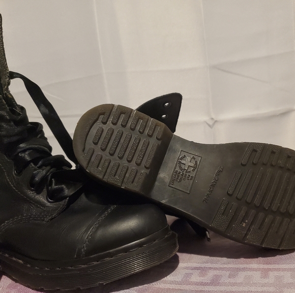 Dr Marten AIMILITA - Picture 2 of 3